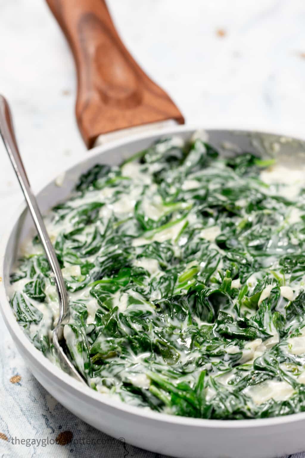 Easy Creamed Spinach {Steakhouse Style} - The Gay Globetrotter